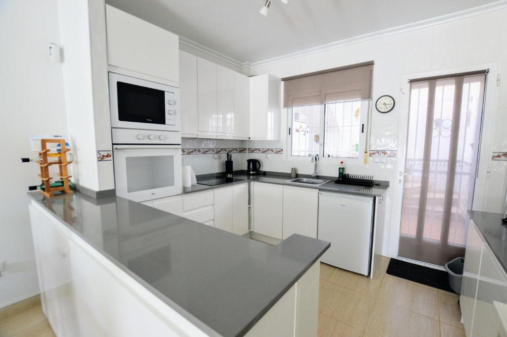 Kuchyň nebo kuchyňský kout v ubytování Sucina 2 Bed Bungalow walking distance of tow