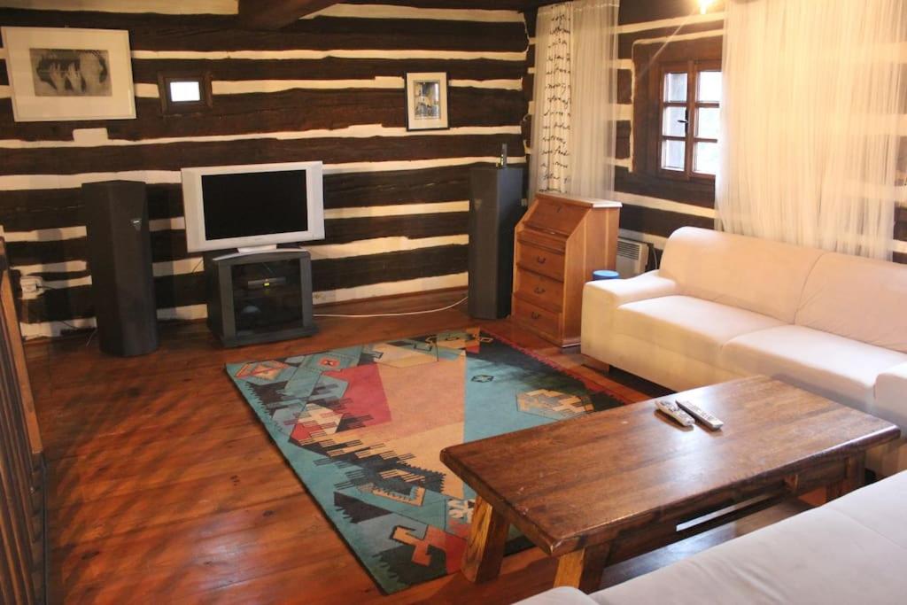 Posezení v ubytování Quiet and charming log farmhouse