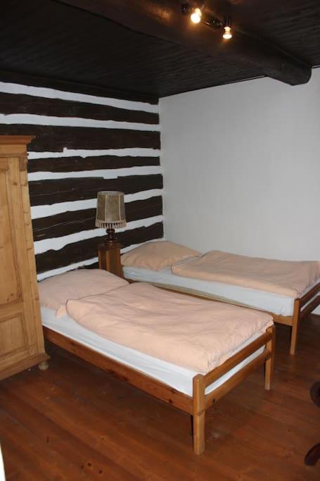 Postel nebo postele na pokoji v ubytování Quiet and charming log farmhouse