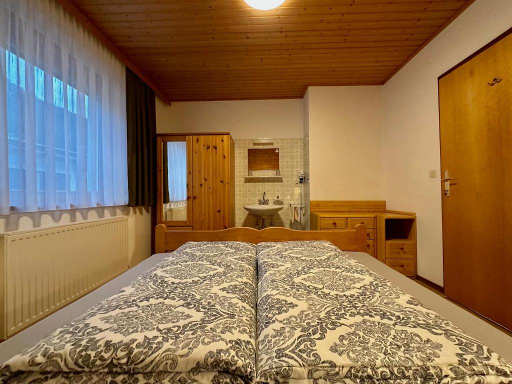 Postel nebo postele na pokoji v ubytování Haus Saxer