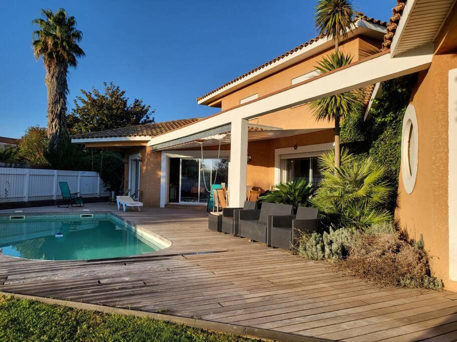 una casa con terrazza in legno e piscina di Grande villa entre mer et montagne a Bompas