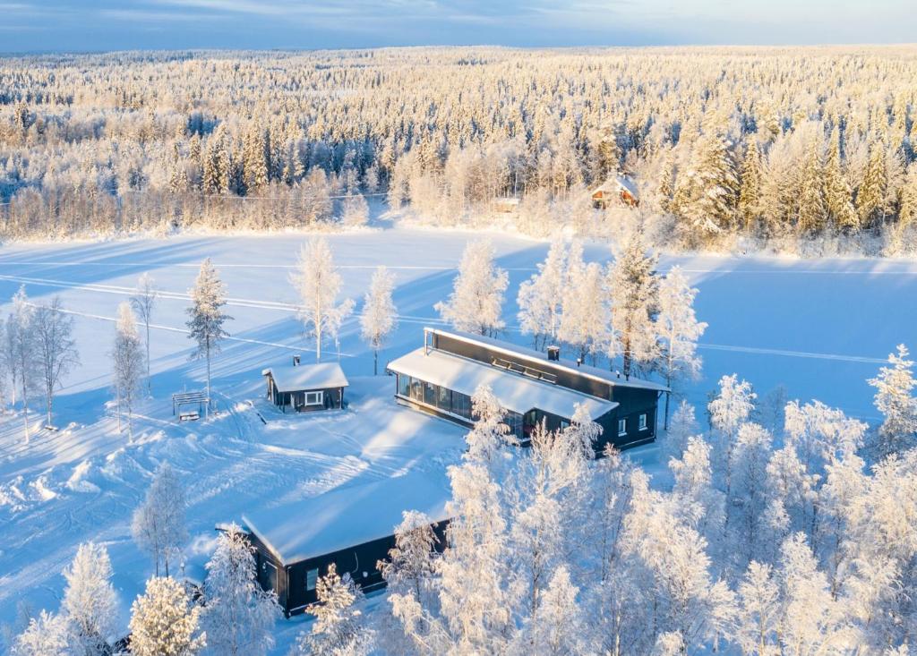 eine Luftansicht eines Hauses im Schnee in der Unterkunft Villa Wikkelä in Ranua