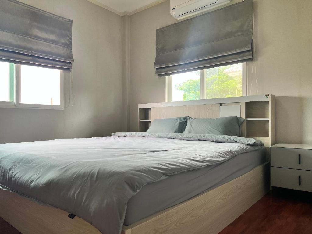 Fotografie z fotogalerie ubytování Happy home บ้านกว้าง ได้ทั้งหลัง ไวไฟฟรี1000Mbps ใกล้สนามบินสุวรรณภูมิ v destinaci Min Buri