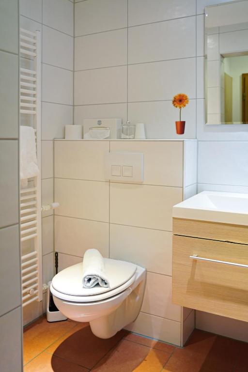 Vannituba majutusasutuses Hotel Faxe Schwarzwälder Hof