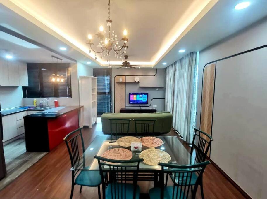 een keuken en een eetkamer met een tafel en stoelen bij V' BROS Viva Funstay J4.1 [GOT DRYER] in Kuching
