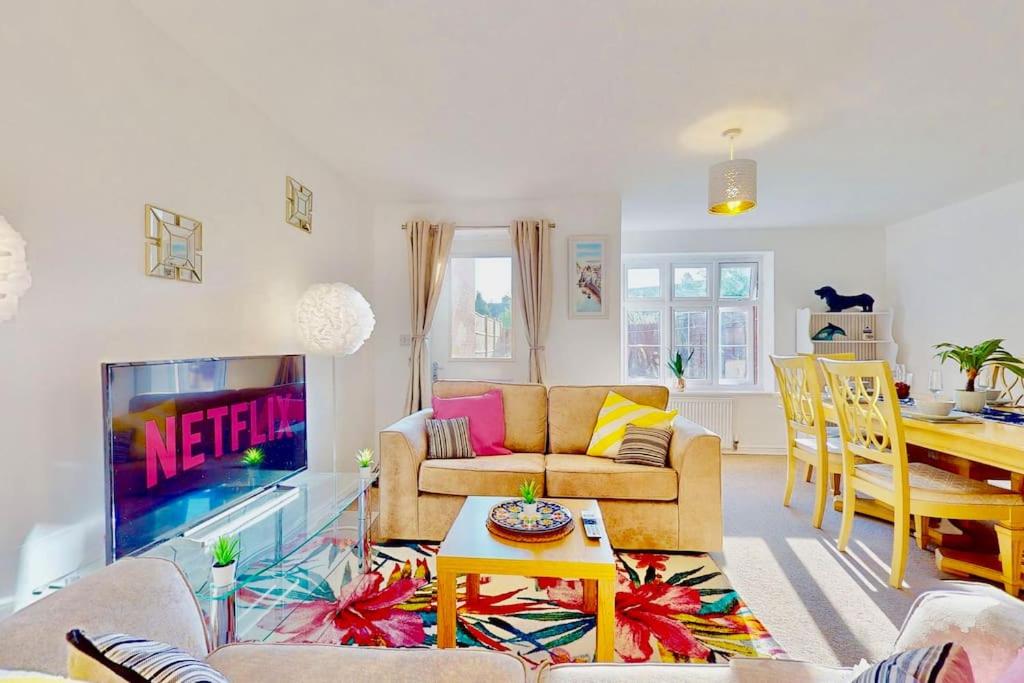sala de estar con sofá, TV y mesa en Super Quiet 4 Bed Family House in Gravesend en Kent