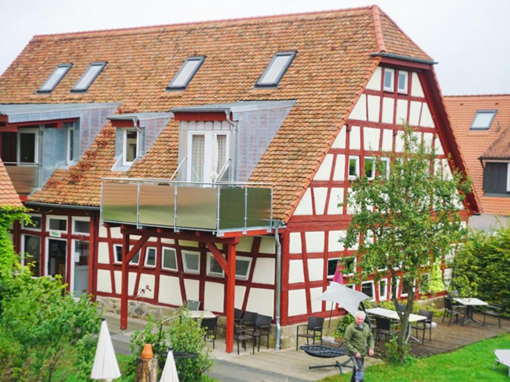 ein großes Haus mit einem Dach und einem Balkon in der Unterkunft Heuboden in Colmberg