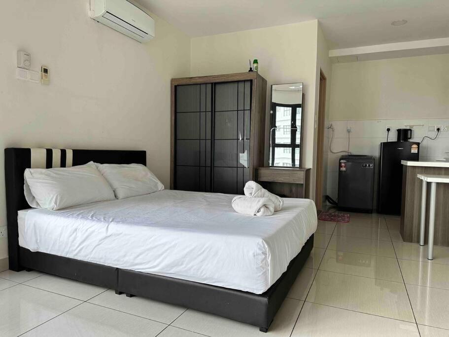 una camera da letto con un letto e due asciugamani di Comfort Living @ Ara Damansara (PJ) a Petaling Jaya