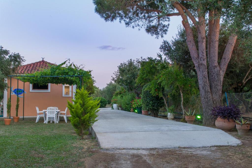 Vonkajšia záhrada v ubytovaní Dimaras Apartments