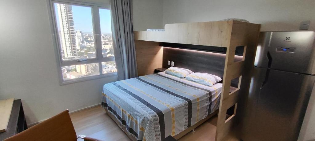 ein kleines Schlafzimmer mit einem Etagenbett und einem Kühlschrank in der Unterkunft Blend Smart Style - Setor Marista Goiânia in Goiânia