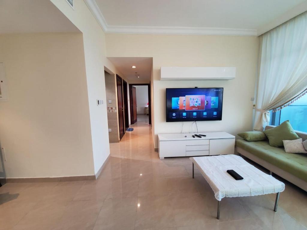 TV a/nebo společenská místnost v ubytování Beachfront Holiday Homes
