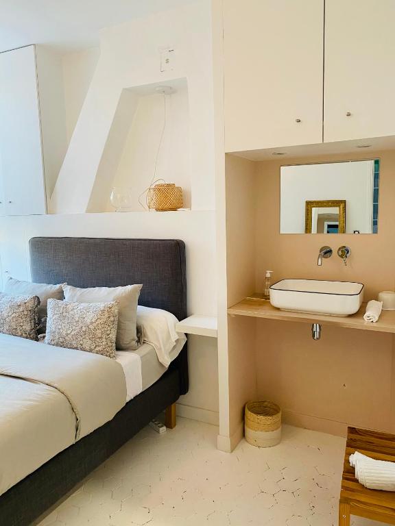 - une chambre avec un lit, un lavabo et un miroir dans l'établissement Appartement Le LOFT saint Victor, à Marseille
