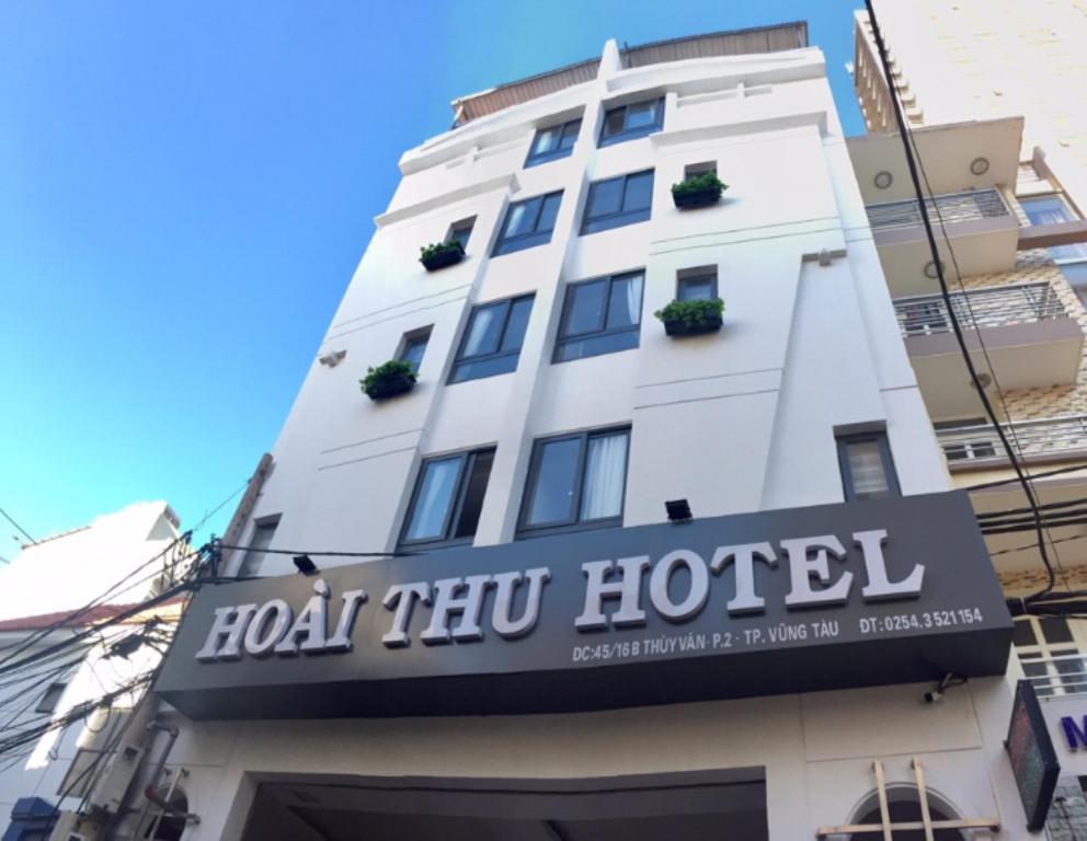 um edifício com uma placa de hotel em Hoài Thu Hotel Vũng Tàu em Vung Tau