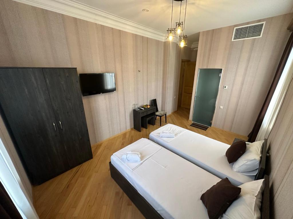 Postel nebo postele na pokoji v ubytování GARRIOTT TBILISI