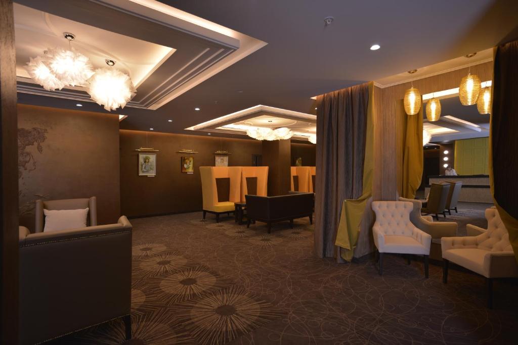 Art HOTEL في بيرم: غرفة انتظار مع كراسي وصالون