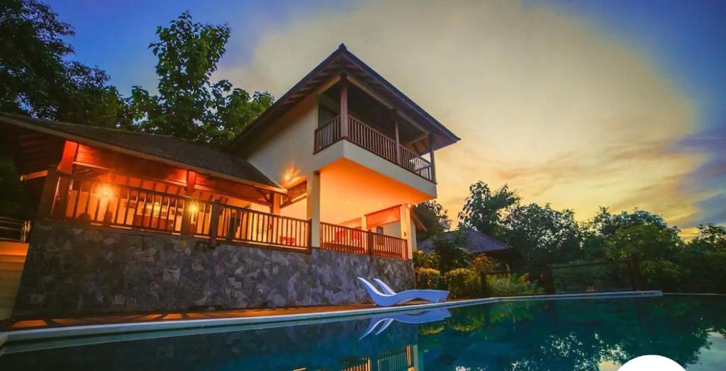 Villa con piscina frente a una casa en RUMAH KAMI, en Lovina
