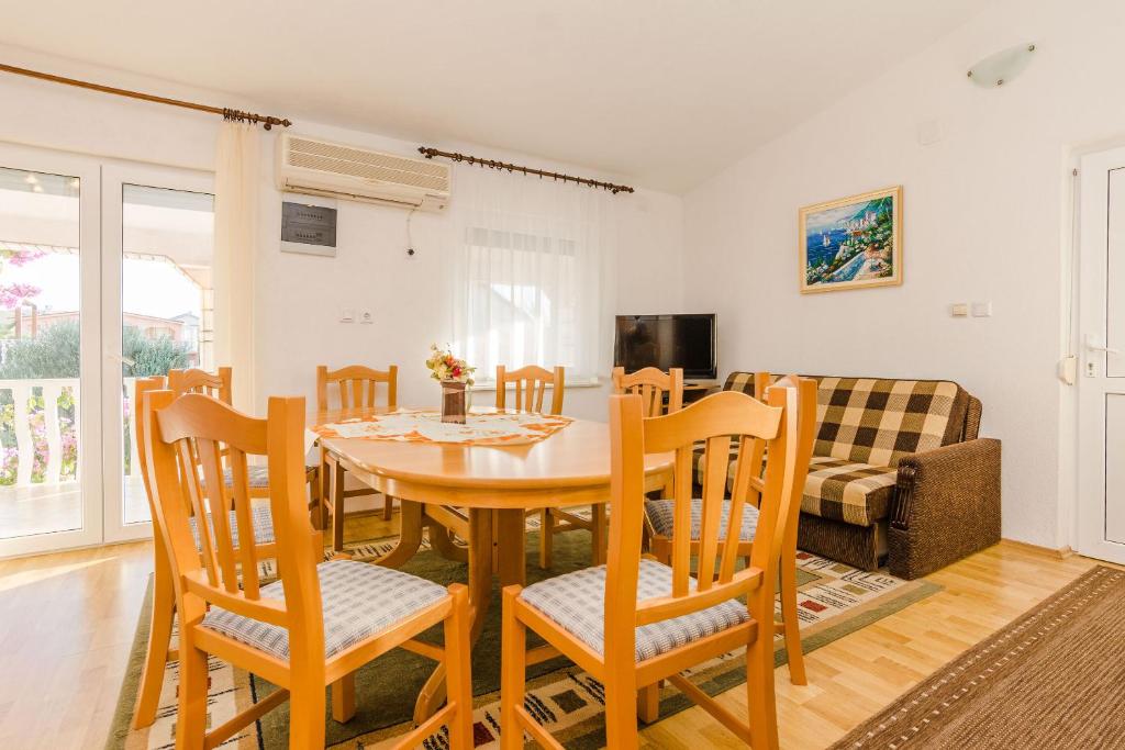Televízia a/alebo spoločenská miestnosť v ubytovaní Apartments Vinceljak