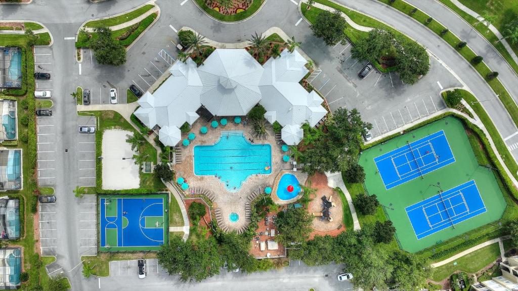 uma vista panorâmica para uma piscina com 2 campos de ténis em Mickey's Whimsical Wonderland em Kissimmee
