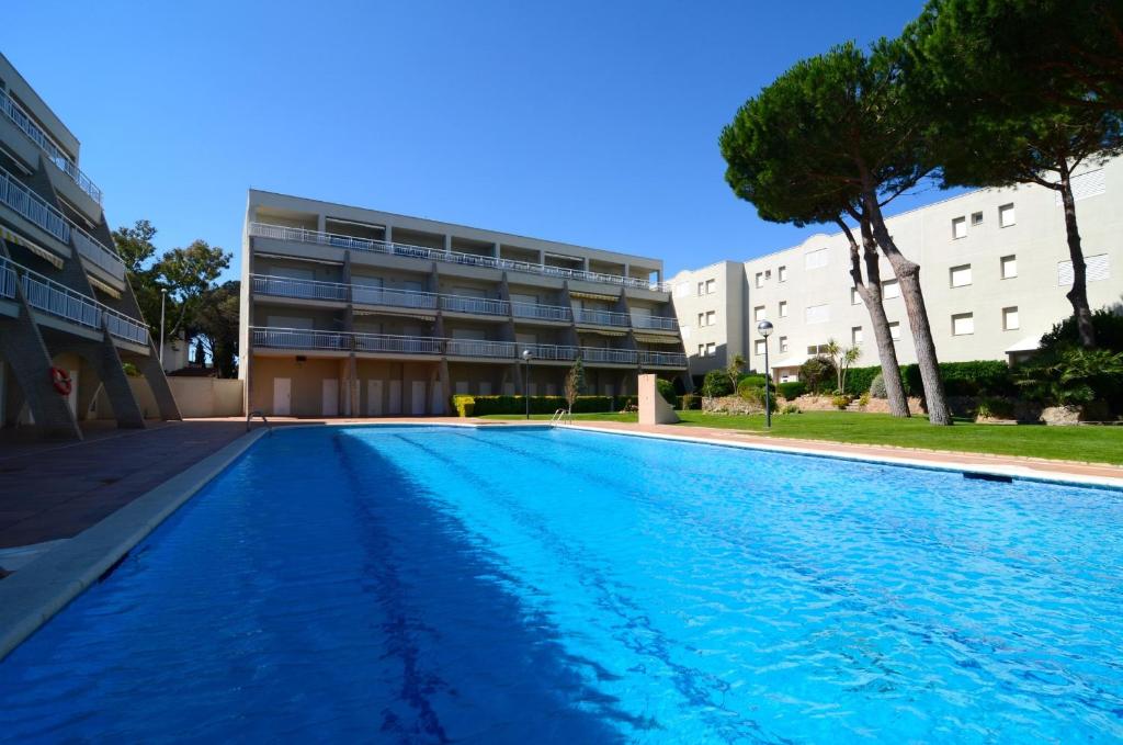 una gran piscina frente a un edificio en Els Pins - L'Escala, en L'Escala