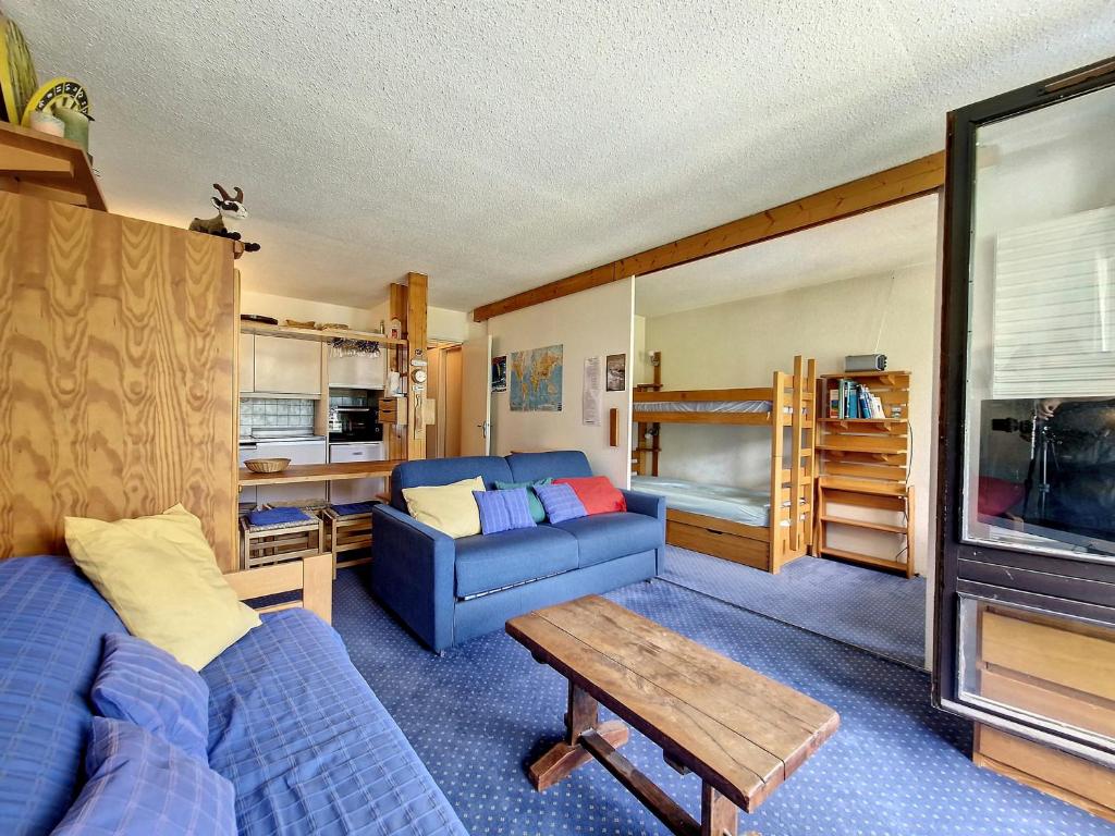 un salon avec un canapé et une table dans l'établissement **Studio Alcôve à La Daille avec Balcon, Ski aux Pieds et Piscine Chauffée en Été** - FR-1-518-149, à Val dʼIsère