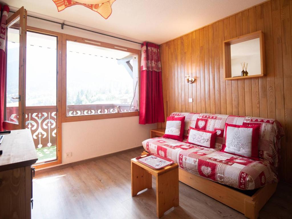 uma sala de estar com uma cama e uma grande janela em Appartement Valmorel, 2 pièces, 4 personnes - FR-1-291-895 em Valmorel