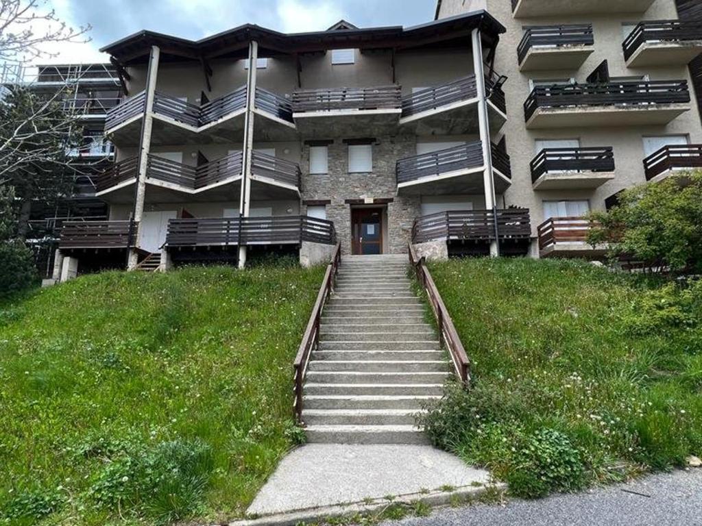 budynek ze schodami przed budynkiem w obiekcie Appartement Les Angles, 3 pièces, 6 personnes - FR-1-593-93 w mieście Les Angles