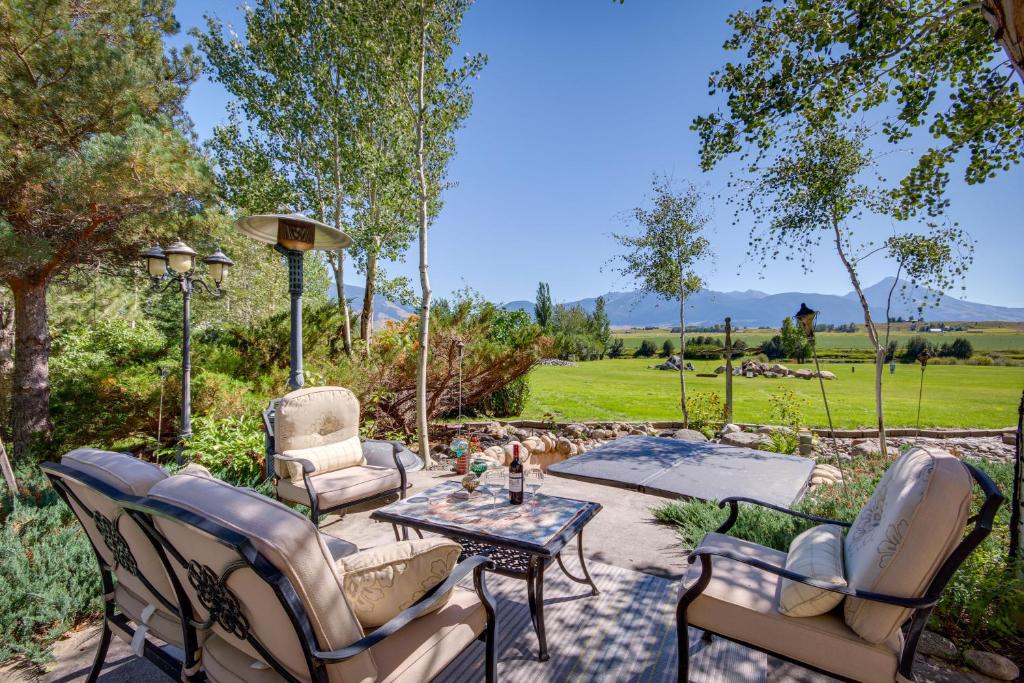 un patio con sillas, mesa y fogata en Riverfront Livingston House in Paradise Valley!, en Livingston