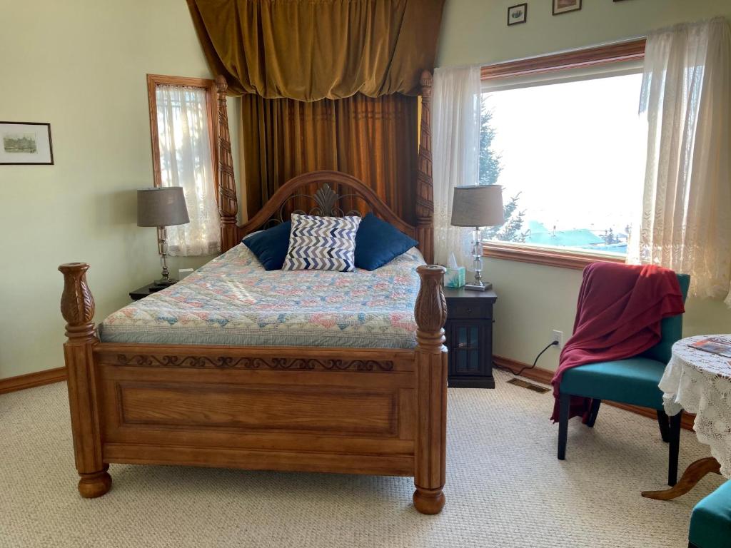 Rocky Mountain View Bed & Breakfast房間的床