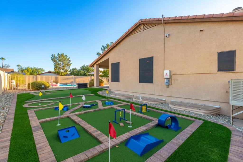 Glendale Retreat pickleball+pool+9hole mini golf, Glendale