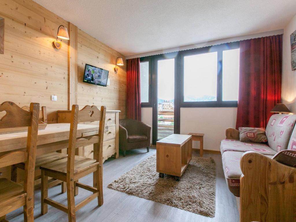 a living room with a table and a couch at Appartement Avoriaz, 2 pièces, 5 personnes - FR-1-314-109 in Morzine