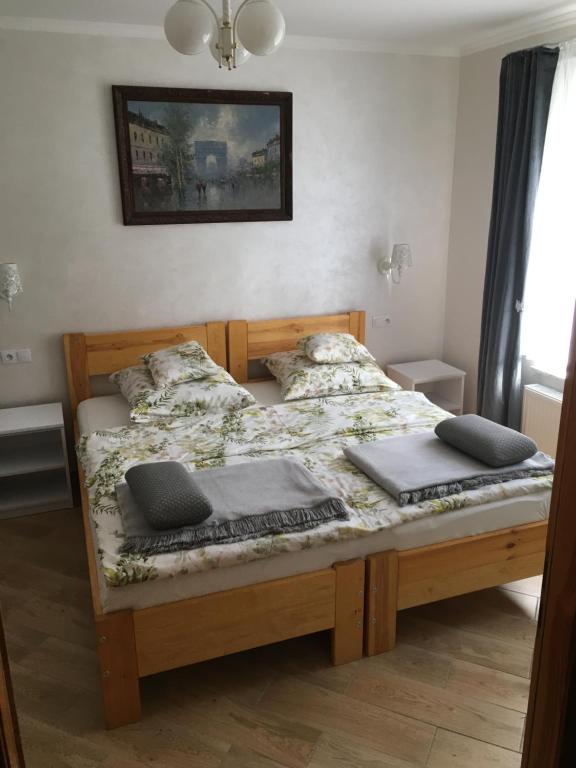 een slaapkamer met een bed met 2 kussens erop bij Pokoje gościnne Orlovo DT in Gdynia