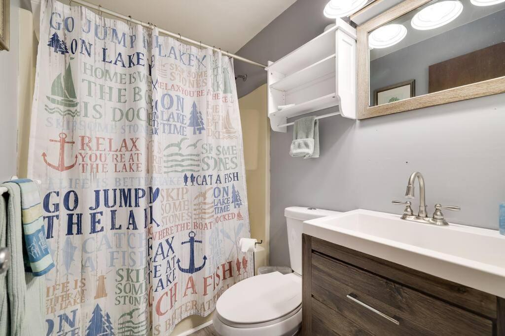 Um banheiro em Welcoming Bright and Spacious Lazy Lake Lodge