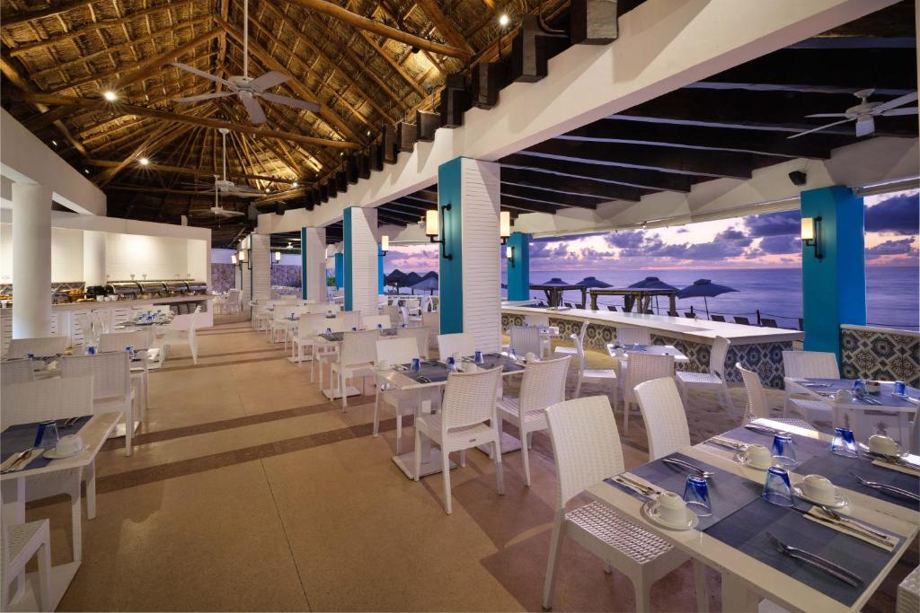 Restaurace v ubytování Wyndham Grand Cancun All Inclusive Resort & Villas