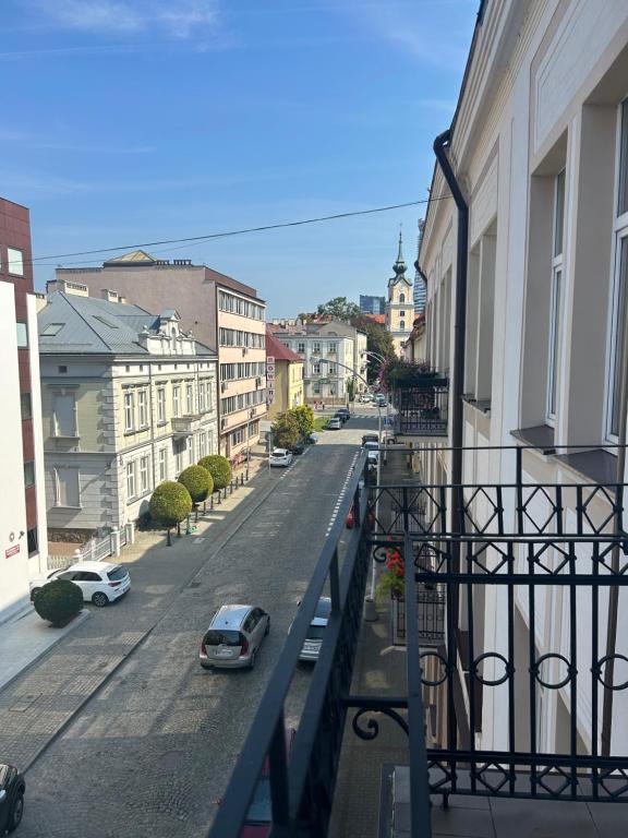 una vista di una strada cittadina con auto in transito di Studio Kraszewskiego 5 a Rzeszów