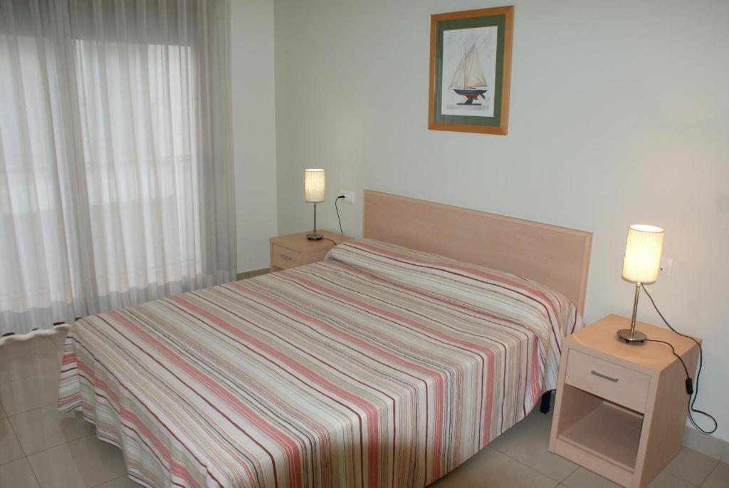 Posteľ alebo postele v izbe v ubytovaní Mestral - apartamentos céntricos