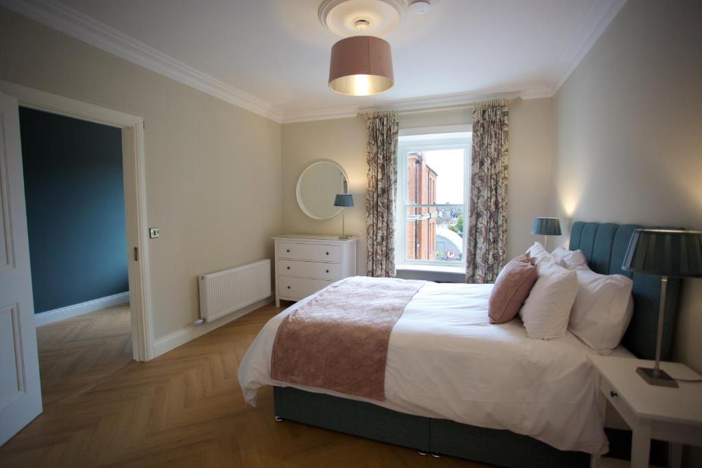 キャリック・オン・シャノンにあるTownhouse Stay - St George's Terraceの大きなベッドと窓のある寝室