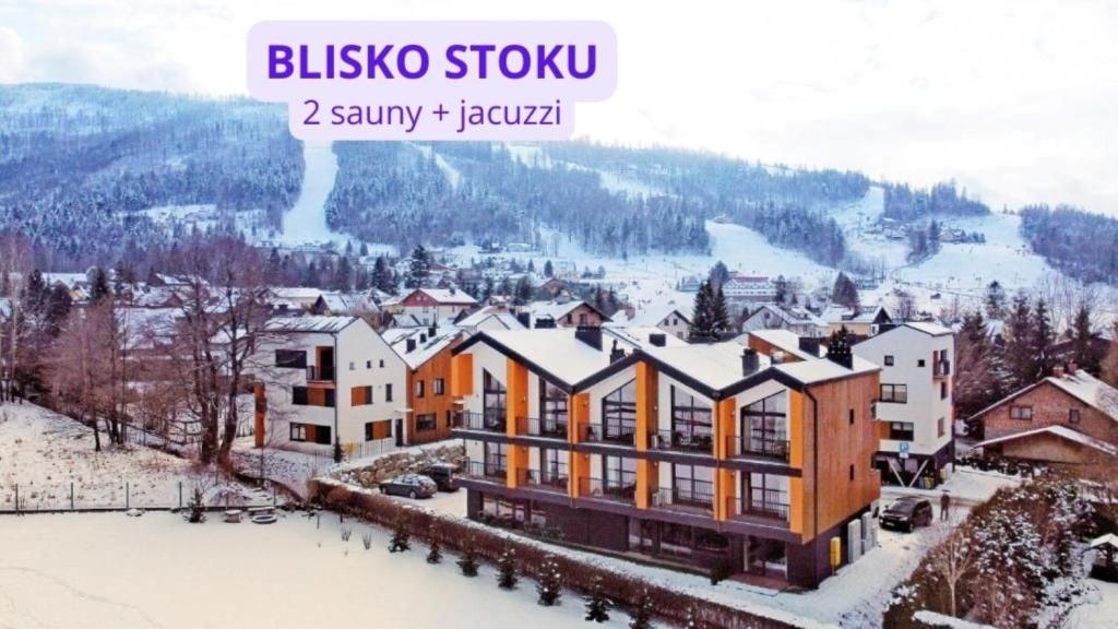 - une vue aérienne sur un complexe dans la neige dans l'établissement Złoty Widok Ski & Spa, à Szczyrk