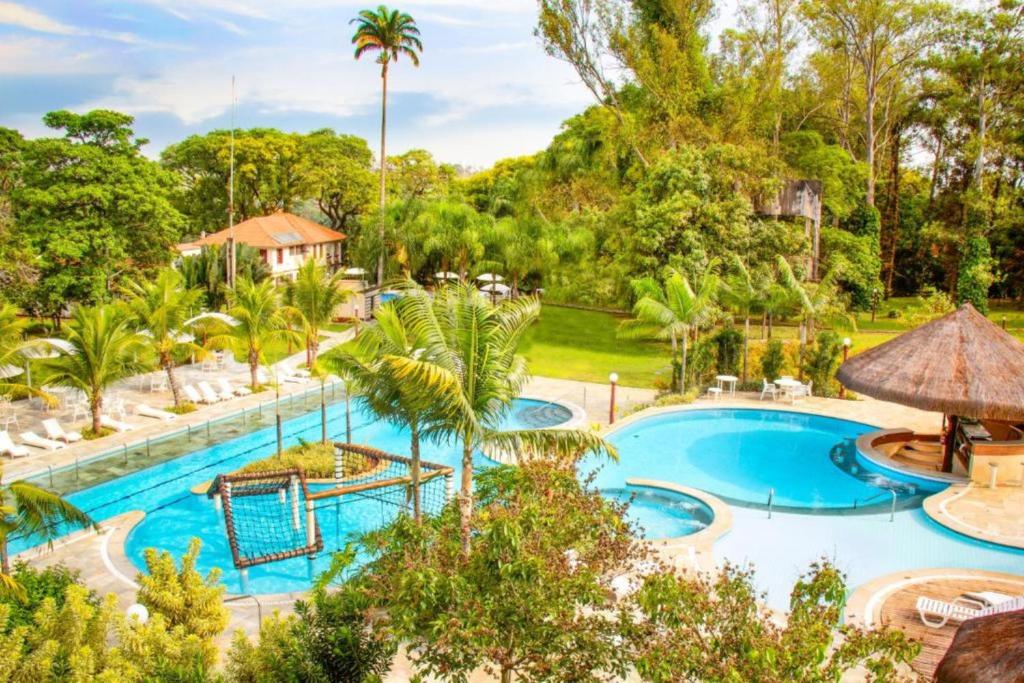 uma imagem de uma piscina num resort em Hotel Fazenda Salto Grande em Araraquara