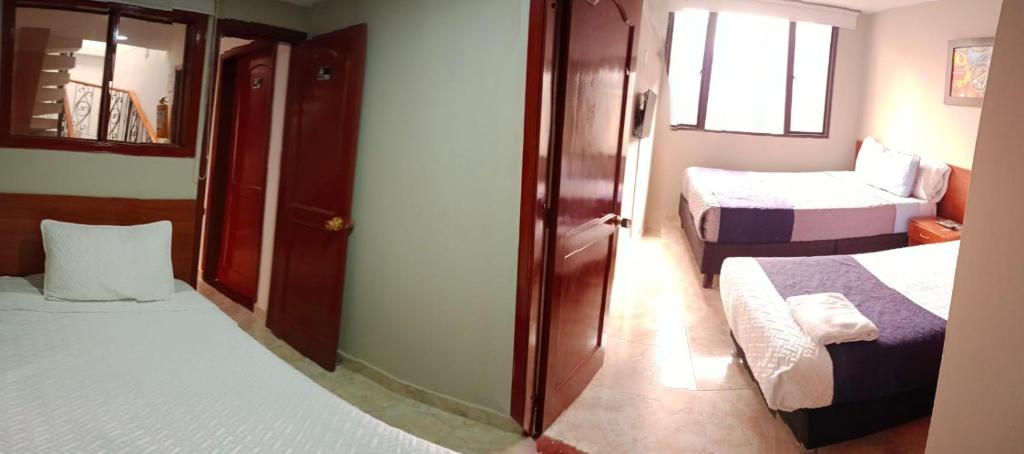 Habitación pequeña con 2 camas y ventana en Hotel AG Boutique, en Bogotá