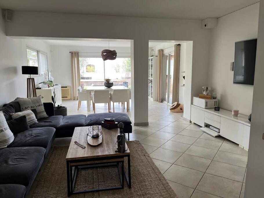 un soggiorno con un divano e un tavolo di Maison 160m2 Eysines a Eysines