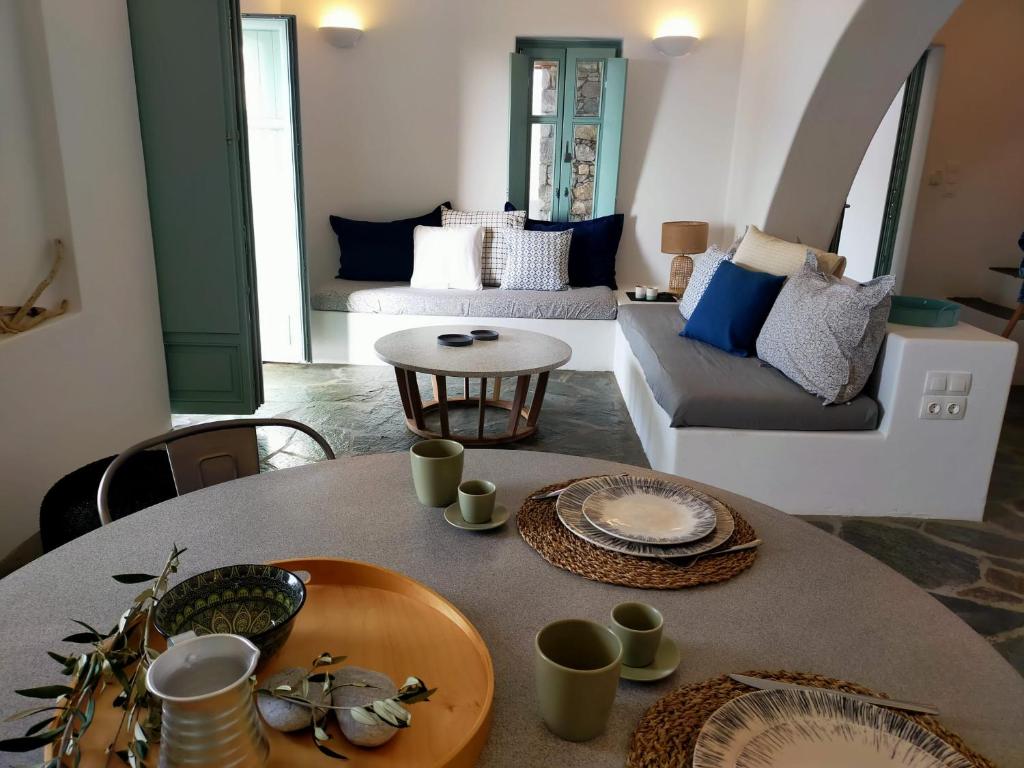 sala de estar con mesa y sofá en Amorgos Elegant Houses, Villa 3, en Egíali