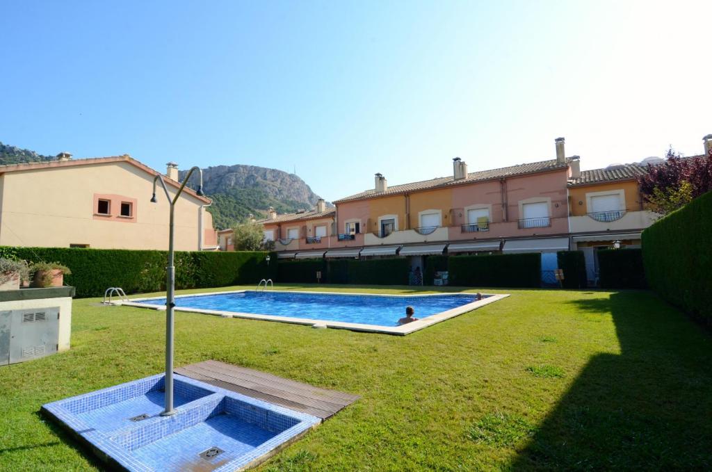 The swimming pool at or close to TARRACO 15 (BOLLERIA)
