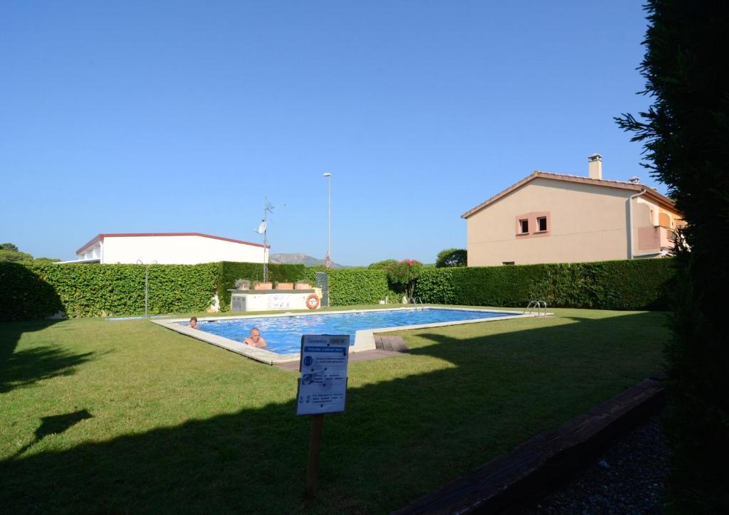 The swimming pool at or close to TARRACO 15 (BOLLERIA)