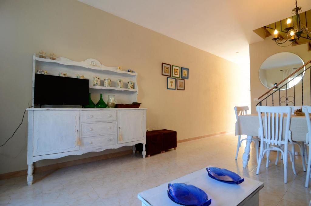 A television and/or entertainment centre at TARRACO 15 (BOLLERIA)