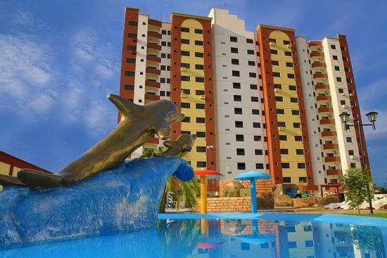 una statua di un pesce sul lato della piscina di Golden Dolphin Supreme a Caldas Novas