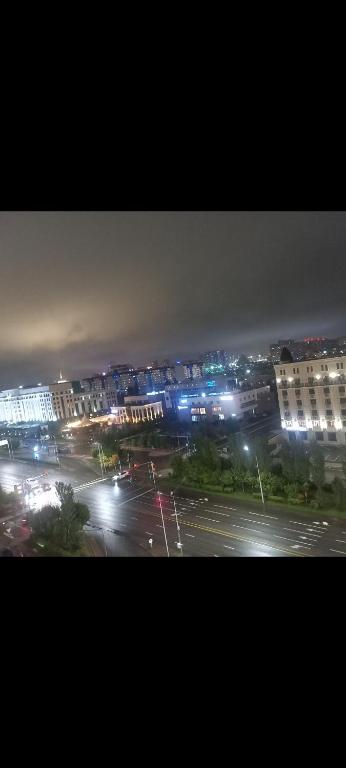 - une vue sur la ville la nuit avec des lumières dans l'établissement ЖК КОРКЕМ ул. Мангилик ел 17, à Astana