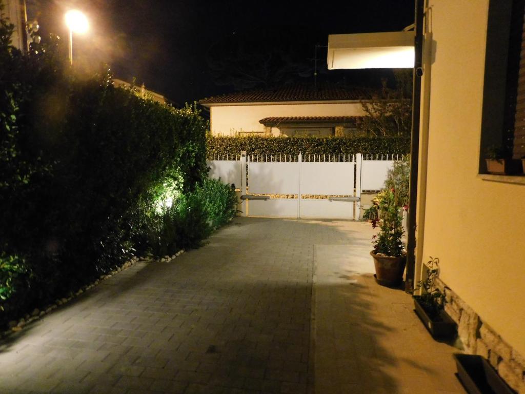 un vialetto che porta a una casa di notte di Versilia Tonfano villetta a Marina di Pietrasanta