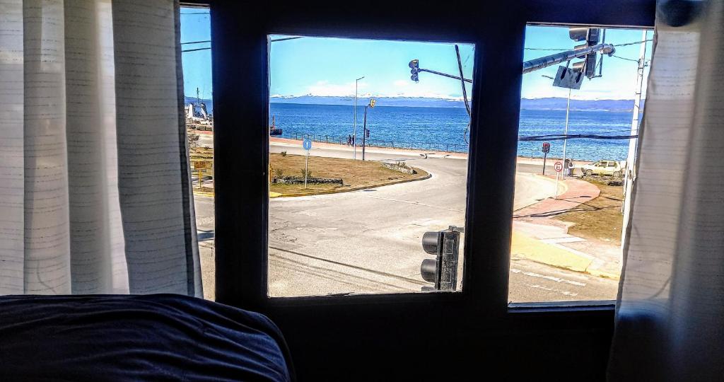 vistas al océano desde la ventana del dormitorio en Beagle House Centro en Ushuaia