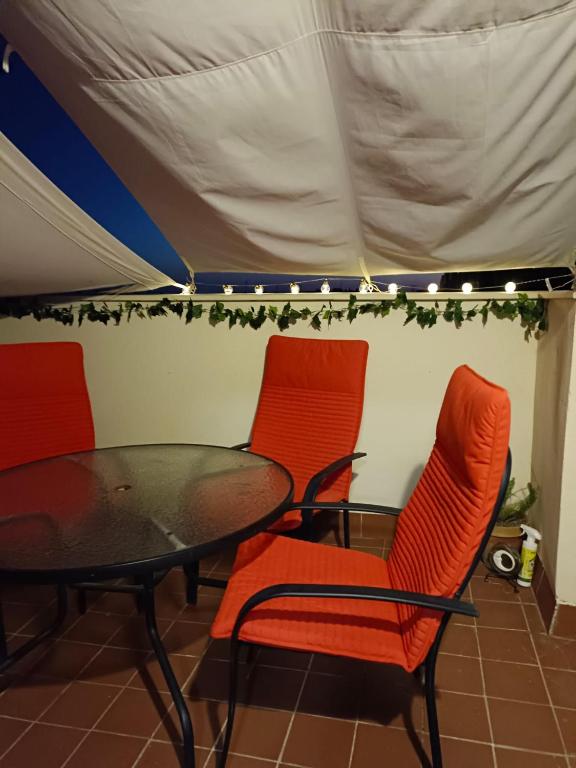 マイレナ・デル・アルハラフェにあるÁtico Mirabalのテント付きの客室で、テーブルと椅子が備わります。