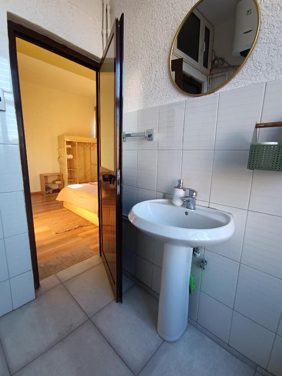 Ex-Block District charming studio apartment with treeish sorrounding view! - Imazhi 2